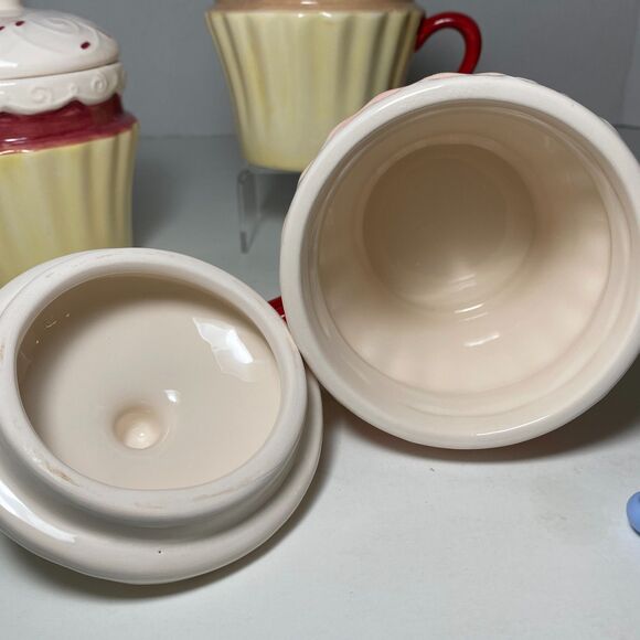 NEW Pfaltzgraff Set of 4 Red Velvet Cupcake Mugs/Lids TrinketBox 5 1/2" #5078302 - Picture 5 of 6